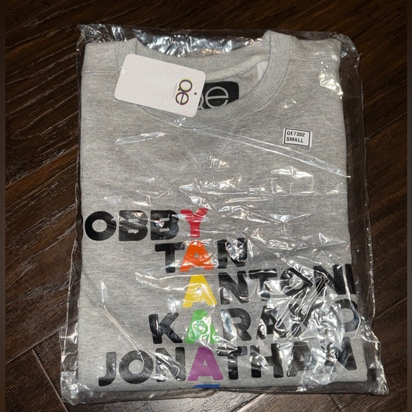 🏳️🌈 NWT! QE Cast Names Embroidered Heart Sweatshirt - Picture 15 of 16